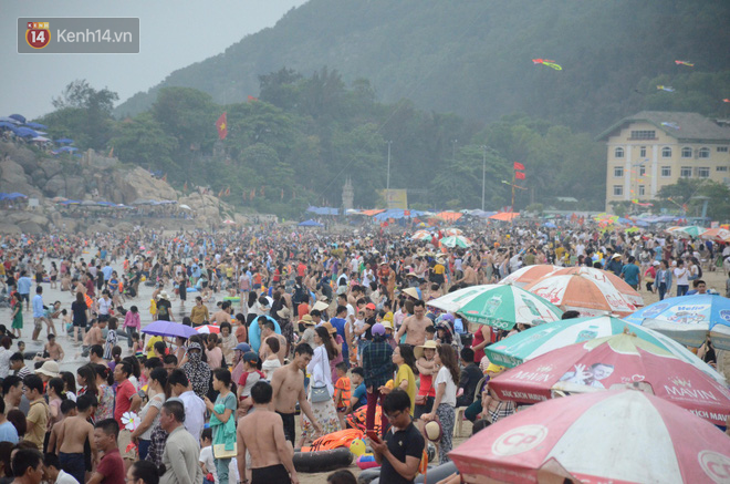 Biển người ken đặc, chen chúc trên các bãi tắm ở Sầm Sơn dịp lễ 30/4 - 1/5